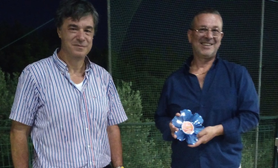 Mario Forte riceve il "Premio Simpatia" dal Dott. Tambato