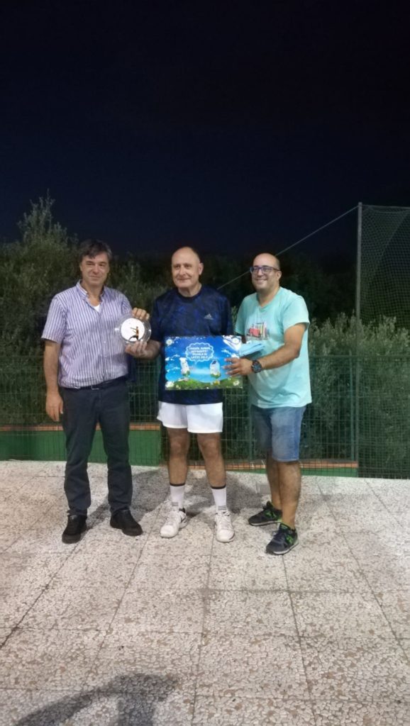 Ciccio Patti premiato dal Dott. Tambato e dal responsabile del Circolo Tre Alberi Bruno Calderone